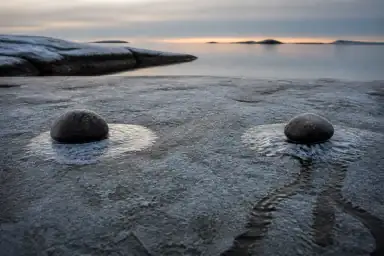 To tomme stole står ved hver sin varme drik og et fælles tæppe i et rum efter mørkets frembrud, så forsinket reaktion og rolleåben omsorg får samme værdighed.